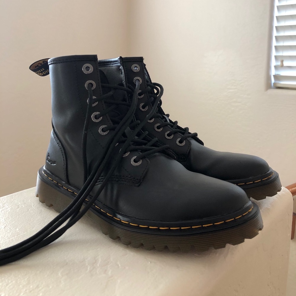 Dr. Martens 1460 Smooth Leather Lace Up Boots nwot